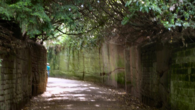 Entering Warwick Castle 2006-06-06@0837-56